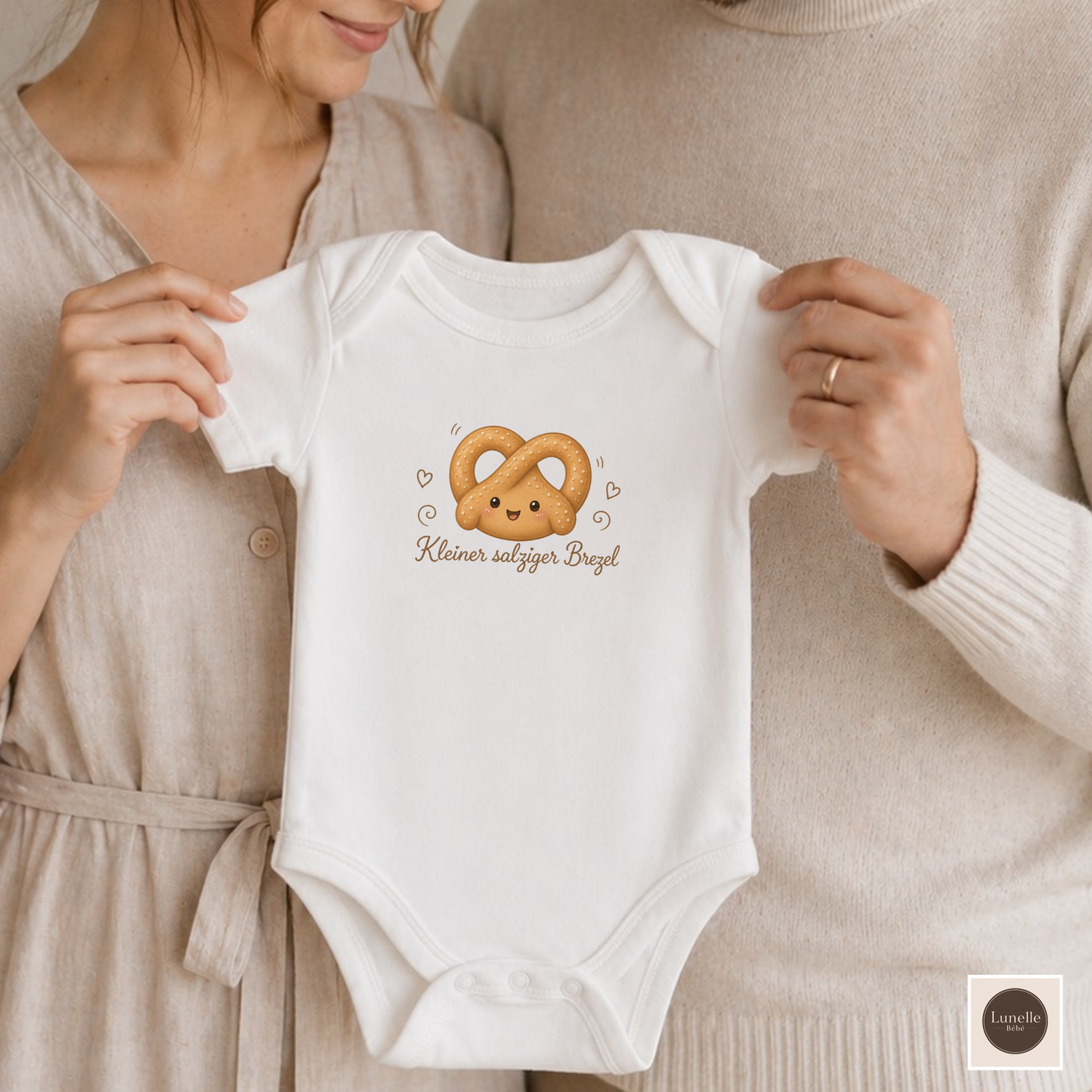 Organic Baby Bodysuit – Kleiner Salziger Brezel | Cute Kawaii Pretzel Baby One Piece | White & Natural | 3–18M